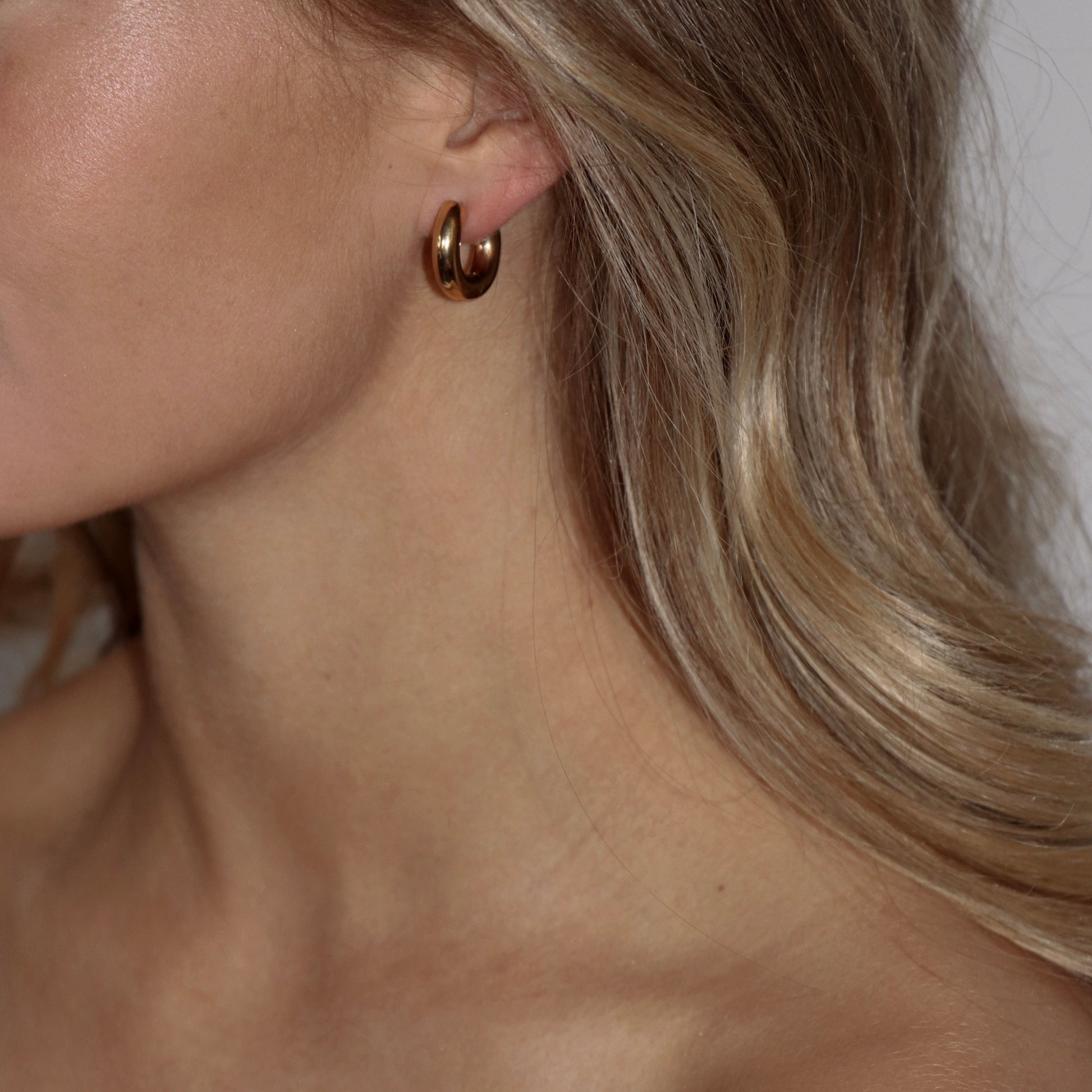 gold chunky huggie earrings